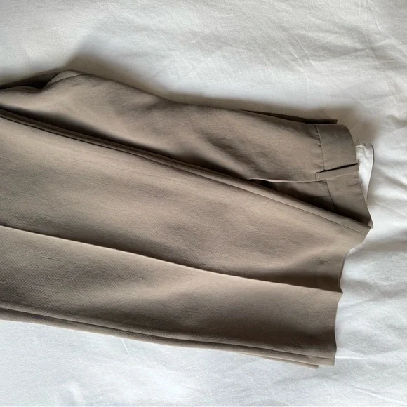 Aritzia Women's Effortless Pant in Nomad Taupe - Picture 5 of 5